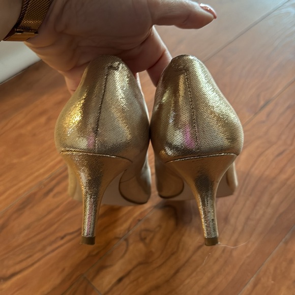 Metallic gold pumps - Picture 3 of 4